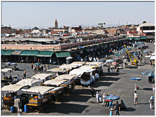9727 Maroc-Marrakech-Place Jemaa el Fna-Les étals de fruits.jpg