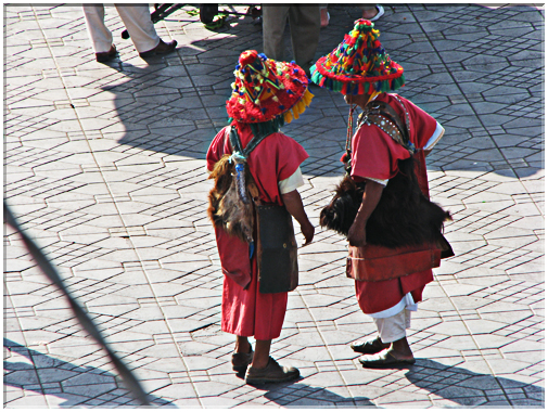 9728 Maroc-Marrakech-Place Jemaa el Fna-Les porteurs d'eau.jpg