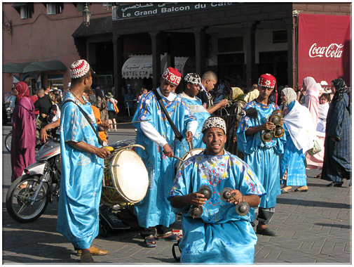 9729 Maroc-Marrakech-Place Jemaa el Fna-Les musiciens.jpg