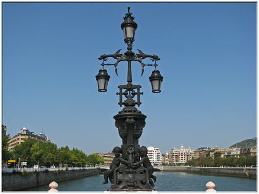 9765 Espagne-San Sebastian-Un candélabre pont Maria Cristina.jpg