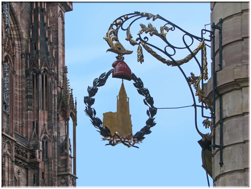 9780 Strasbourg-Le bonnet phrygien coiffant la cathédrale.jpg