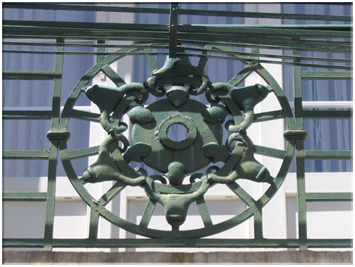 9831 Strasbourg-Une rosace de balcon rue des Bonnes Gens.jpg