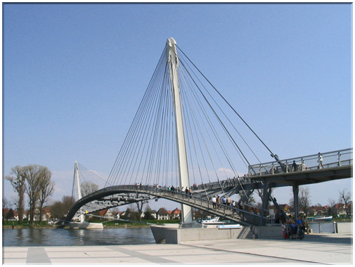 9858 Strasbourg-La passerelle des deux rives.jpg