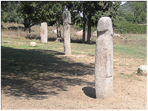9871 Corse-Filitosa-Les statues menhirs en symbole phallique.jpg