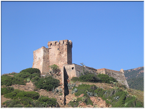 9875 Corse-Le fortin dominant le golfe de Girolata.jpg