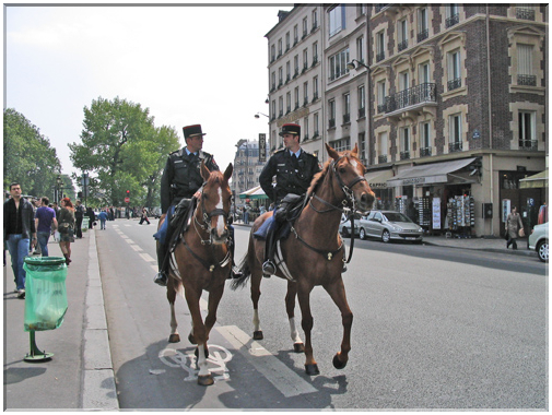 9882 Paris-Des gendarmes à cheval.jpg