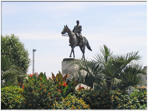 9899 Tarbes-La statue du maréchal Foch.jpg