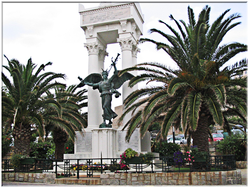 9901 Corse-Calvi-Le monument aux morts.jpg