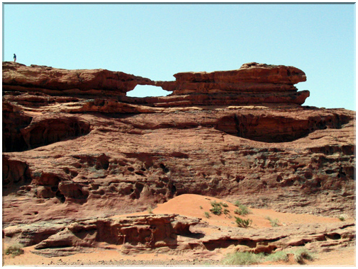 9946 Jordanie-Le Wadi Rum et une de ses arches.jpg