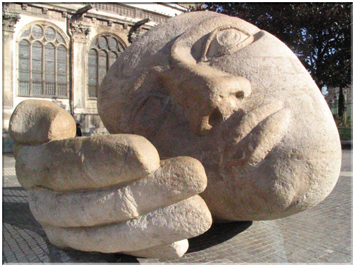 9954 Paris-Une sculpture devant l'église St-Eustache.jpg