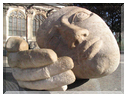 9954 Paris-Une sculpture devant l'église St-Eustache.jpg