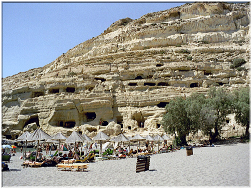 9971 Crète-Mâtala-Les grottes qui ont servi de nécropoles aux Romains.jpg