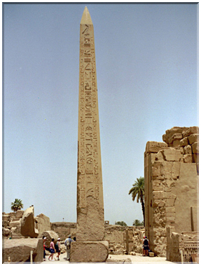 9979 Egypte-Louxor-La demeure d'Amon (Karnak)-Un obélisque.jpg