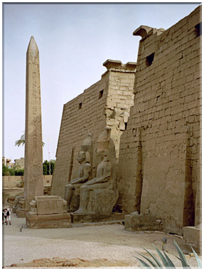 9981 Egypte-Louxor-La demeure de Mout-Le pylône de Ramsès II.jpg