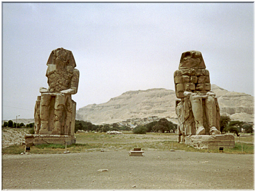 9986 Egypte-Louxor-Les colosses de Memnon.jpg