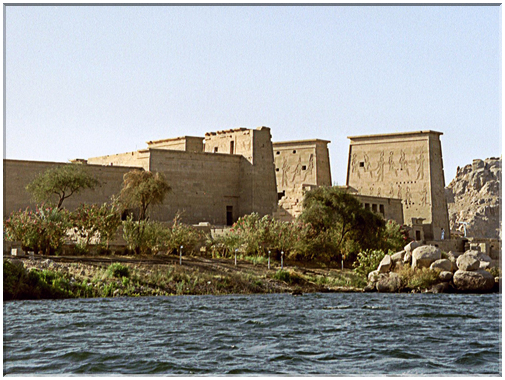 9989 Egypte-Philaé sur l'île Agilka (lac Nasser)-Le temple d'Isis .jpg