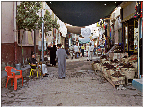 9992 Egypte-Assouan-Le souk.jpg